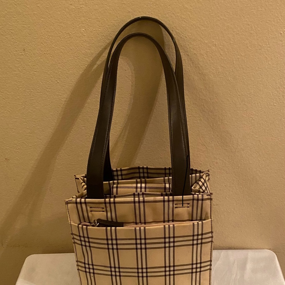 Liz Claiborne - Picture 2 of 3